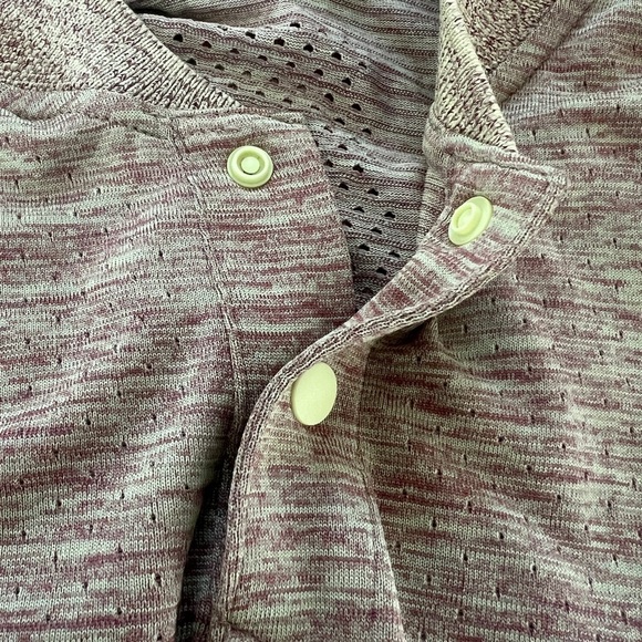 Lululemon Men’s Metal Vent Tech Shirt Henley Short Sleeve 2 Snap Size XL - Picture 7 of 7